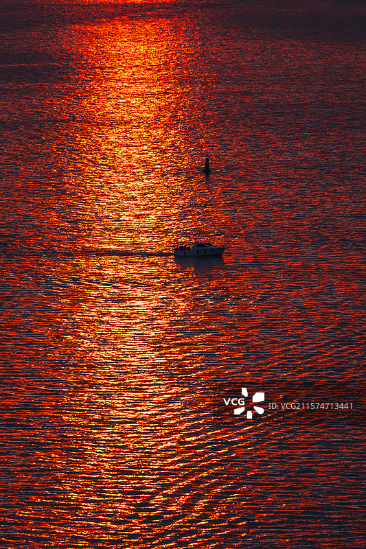 夕阳下的渔船图片素材