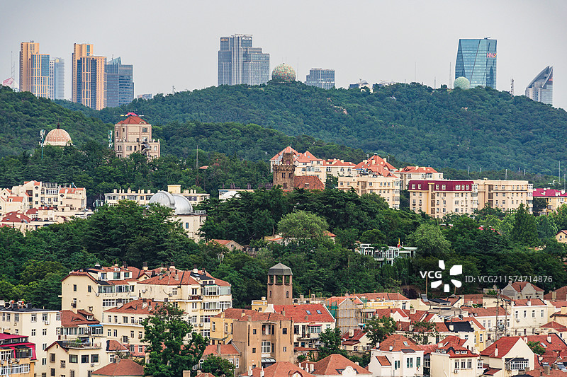 青岛观象山公园与城市天际线图片素材