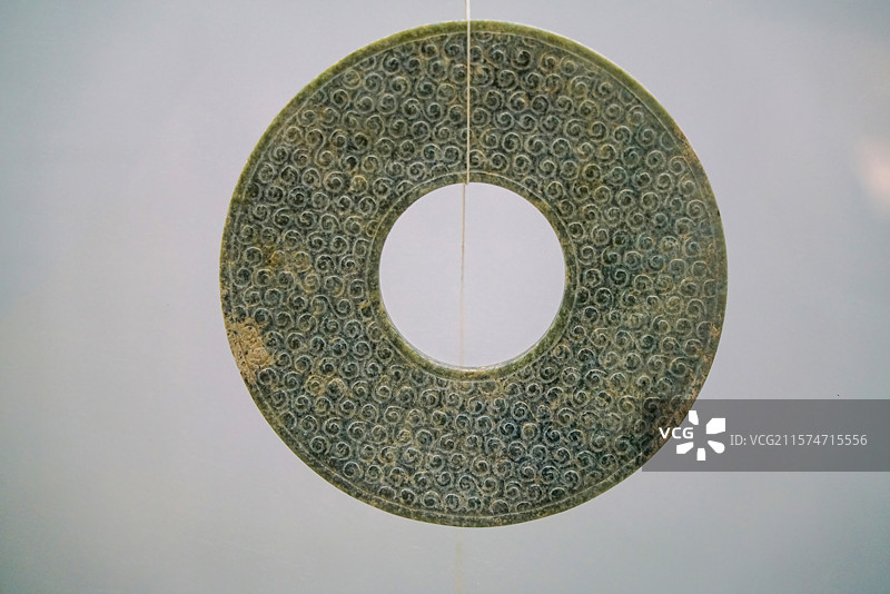 淄博市桓台县博物馆陈列的古代玉器玉环玉壁图片素材