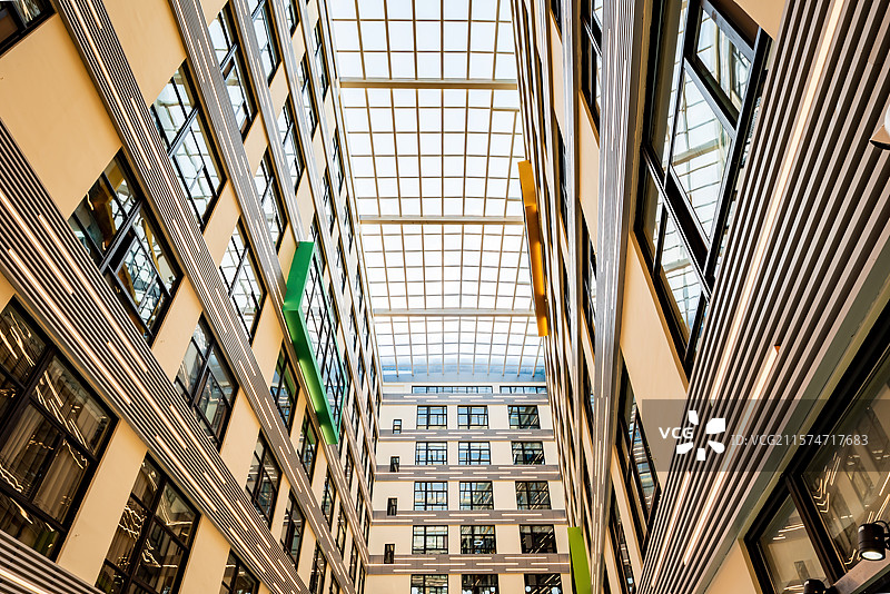 城市现代建筑的低角度透视 三华科技  室内空间 办公区 休闲区 恰谈区 办公环境图片素材