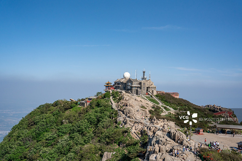 泰山风景区玉皇顶俯瞰瞻鲁台图片素材