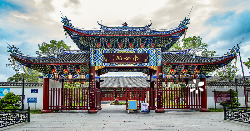 蓝天白云下中国园林中独树一帜色彩鲜明古典韵味浓厚气势磅礴的福州南公园九踩斗拱八柱重檐牌坊式大门正视图图片素材