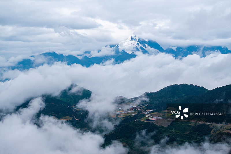 云南迪庆香格里拉德钦县雾浓顶梅里雪山缅茨姆峰/神女峰图片素材