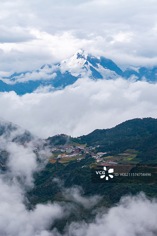 云南迪庆香格里拉德钦县雾浓顶梅里雪山缅茨姆峰/神女峰图片素材