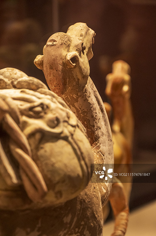 河南博物院陈列文物——孟津县出土唐代绘彩陶载物骆驼局部特写图片素材