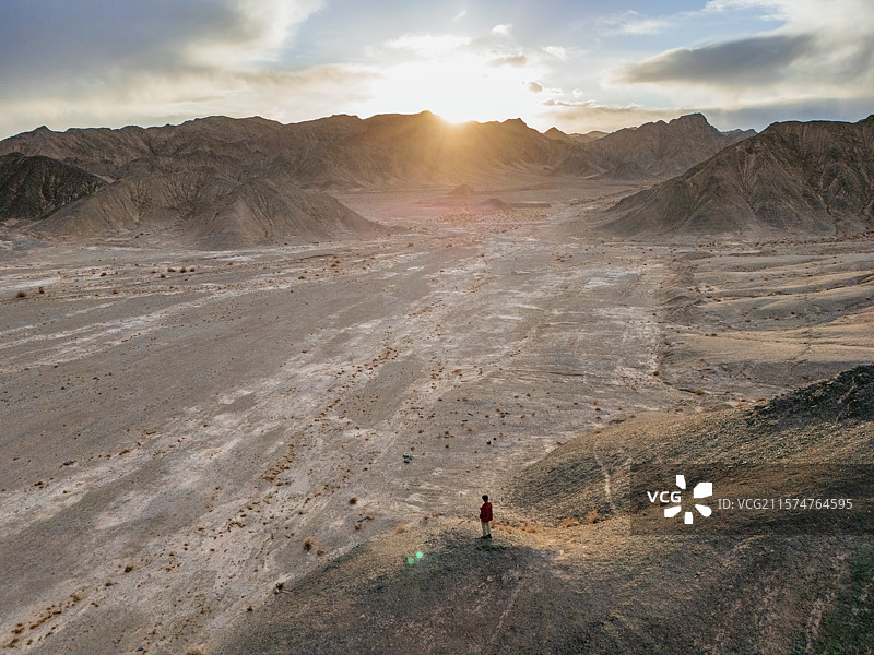 晴朗的午后，德令哈的戈壁滩上，一辆越野车驶过，扬起一阵尘土。图片素材