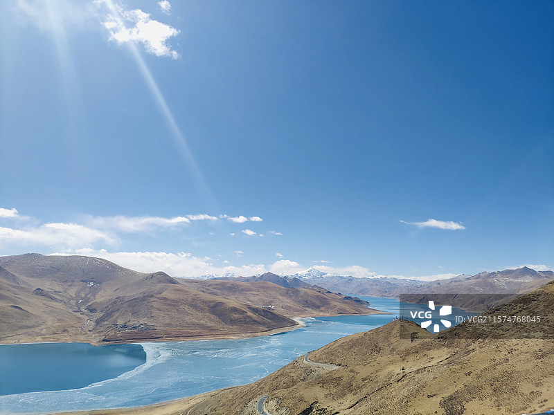 西藏圣湖-阳光下的羊湖（羊卓雍措）的水和冰图片素材