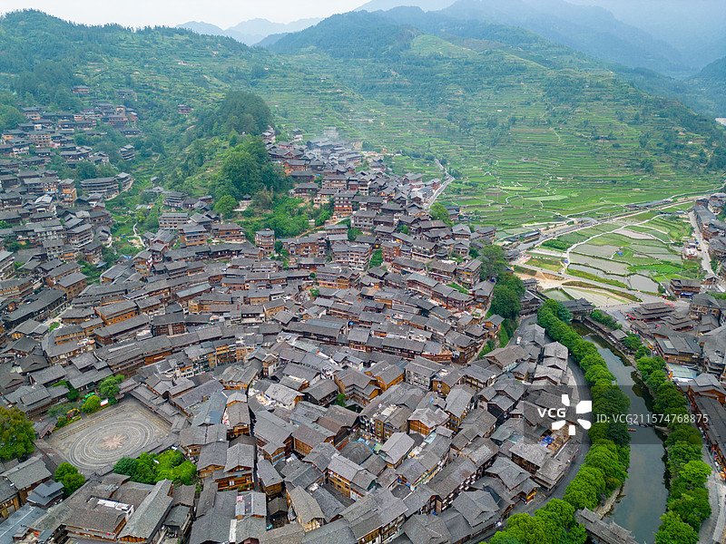 贵州黔东南雷山县西江千户苗寨清晨风光航拍 山坡上的梯田 芦笙广场图片素材
