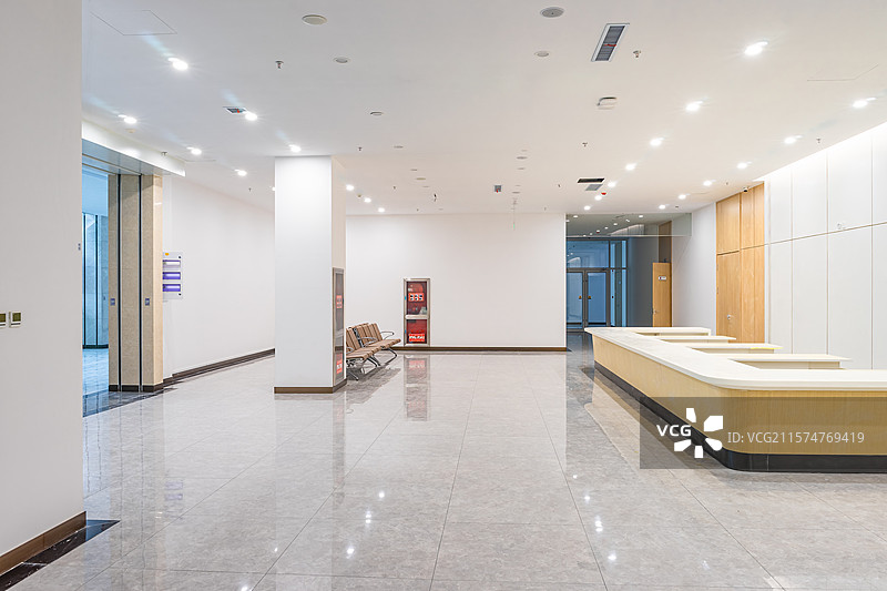 中国公司企业前台拍摄主题，白色的墙壁和前台的办公桌，室内无人图像摄影图片素材