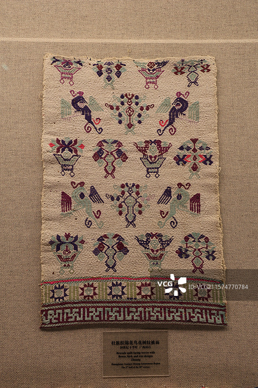 壮族织锦花鸟花树纹被面  20世纪下半叶  广西环江图片素材