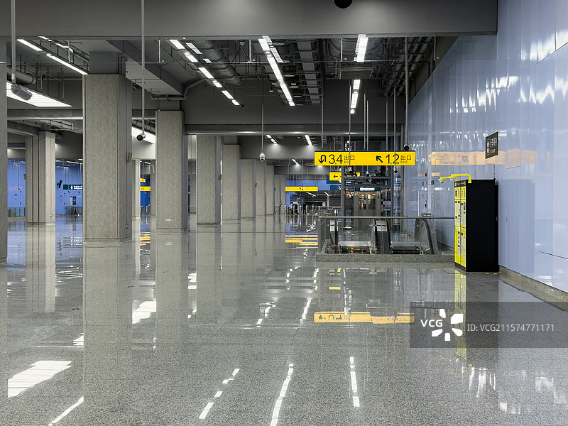 上海市机场联络线康桥东站内部场景与指示牌图片素材