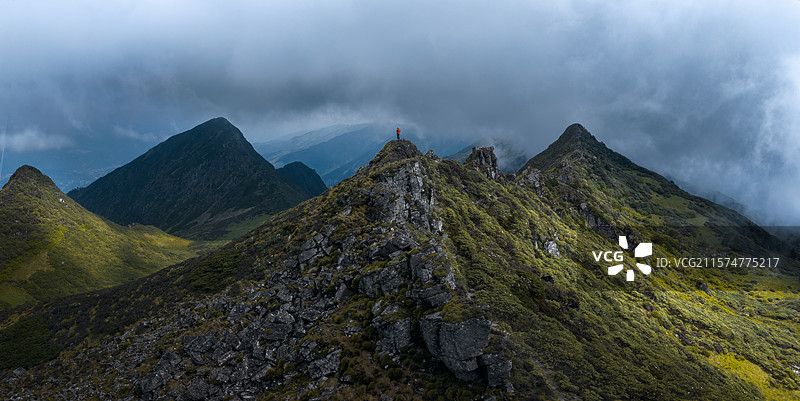 夏天苍山小岑峰旁山脊线一名登山者在航拍图片素材