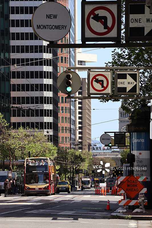 城市街道上的路标低角度视图图片素材
