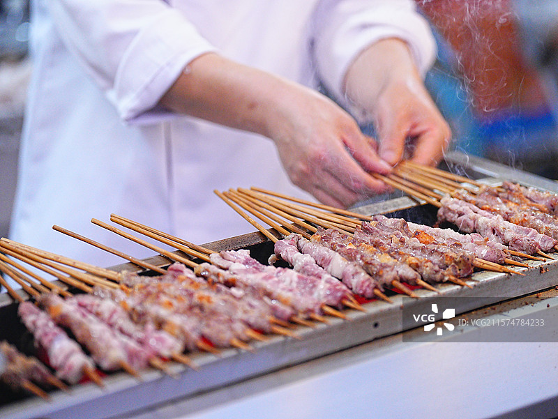 大厨正在熟练的烧烤美味羊肉串图片素材