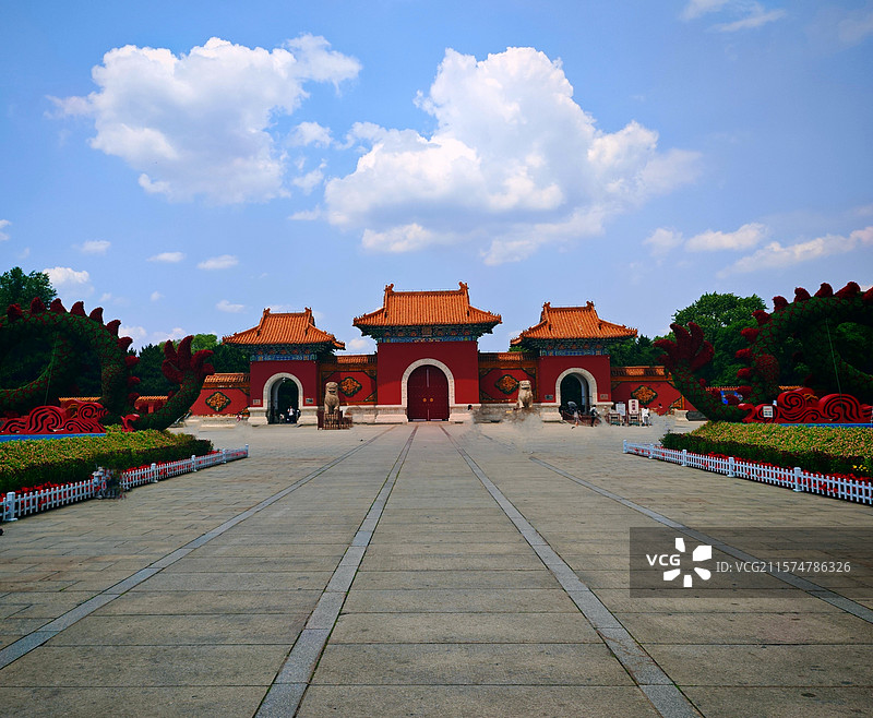 正红门：图片拍于清昭陵景区，这是景区的第二个门，有三个拱门，中间是神门，右侧为君门，左例为臣门。图片素材