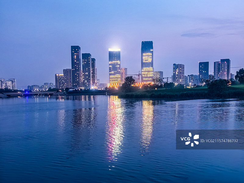 《暮色中的城市镜像》       暮色染天，灯火映水，城市在波光里舒展温柔夜章 。图片素材