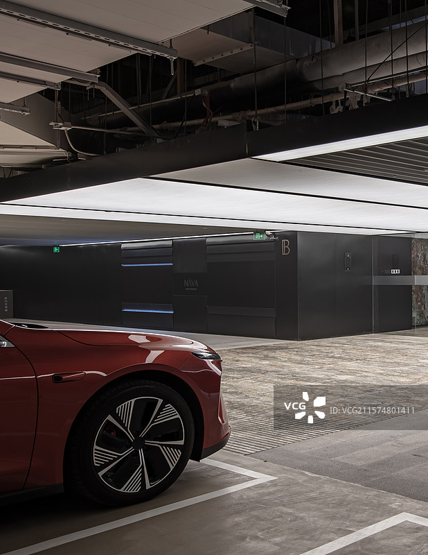 地下车库中的入户门，入门厅图片素材