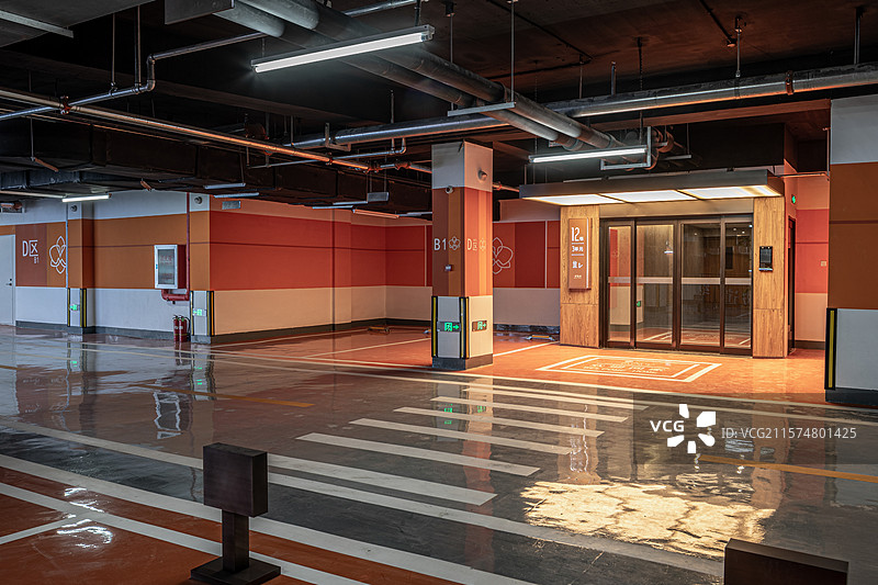 地下车库中的入户门，入门厅图片素材
