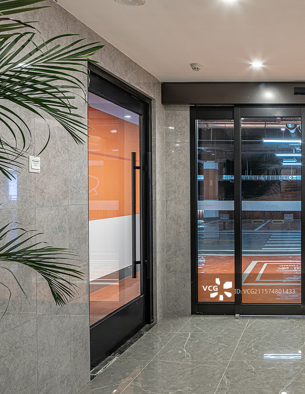 地下车库中的入户门，入门厅图片素材