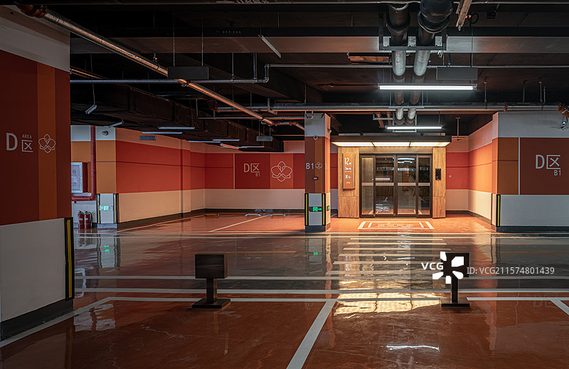 地下车库中的入户门，入门厅图片素材