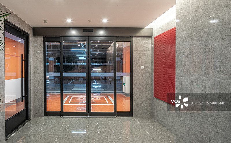 地下车库中的入户门，入门厅图片素材