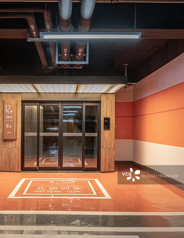 地下车库中的入户门，入门厅图片素材