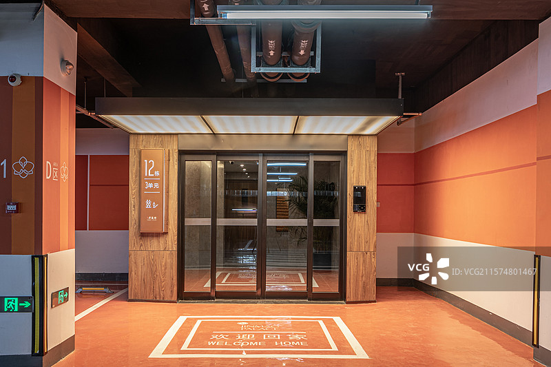 地下车库中的入户门，入门厅图片素材