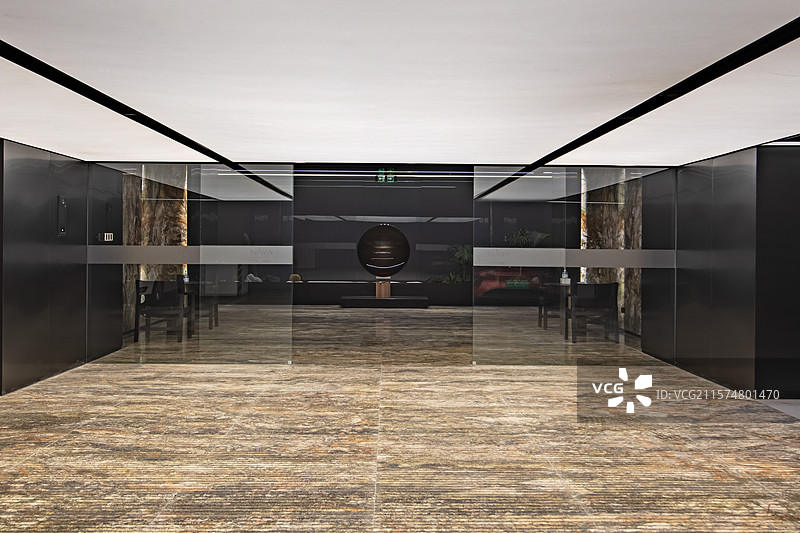 地下车库中的入户门，入门厅图片素材