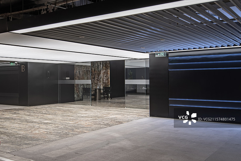 地下车库中的入户门，入门厅图片素材