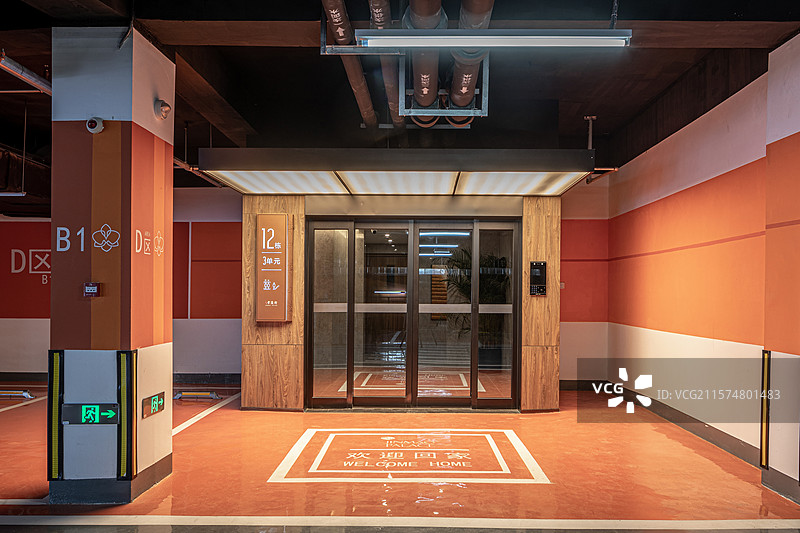 地下车库中的入户门，入门厅图片素材