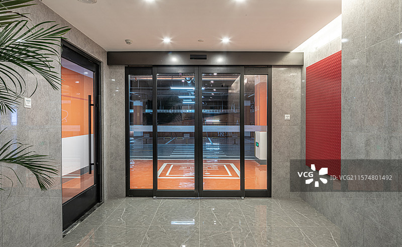 地下车库中的入户门，入门厅图片素材