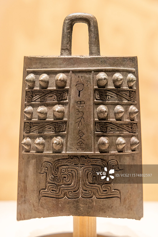 青铜器文物 春秋中期 曾公(田求)钮钟 湖北随州枣树林190号墓出土图片素材