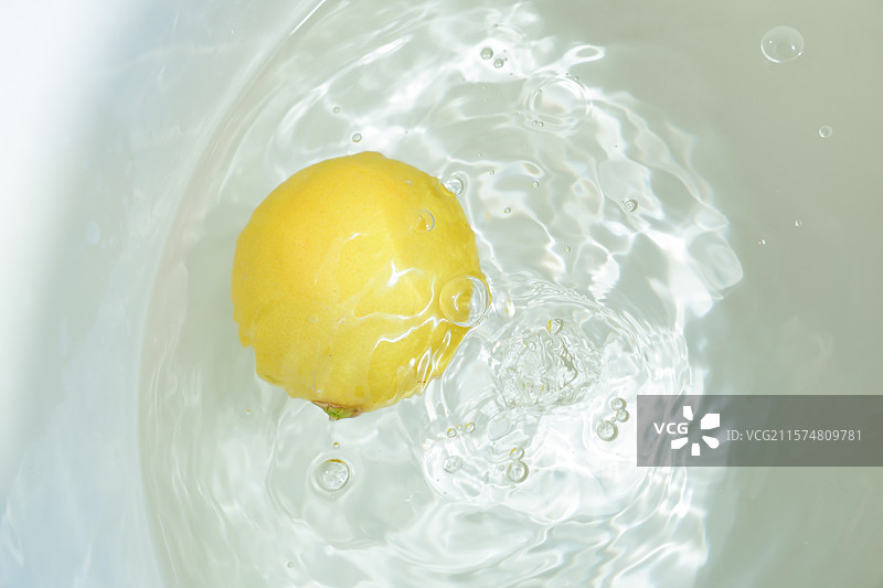 清爽柠檬水花四溅图片素材