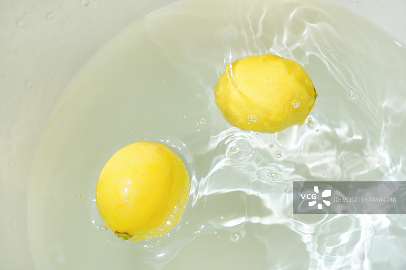清爽柠檬水花四溅图片素材
