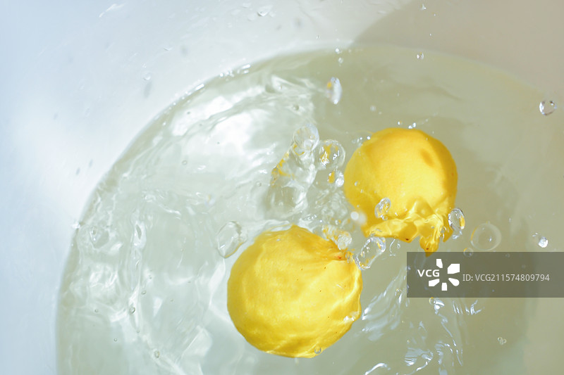清爽柠檬水花四溅图片素材