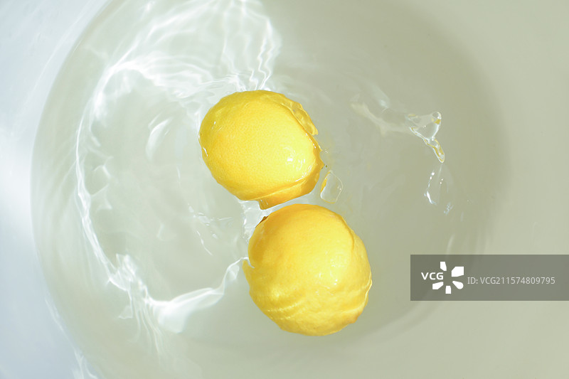 清爽柠檬水花四溅图片素材