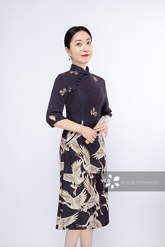 身着鹤纹旗袍气质优雅的美女图片素材