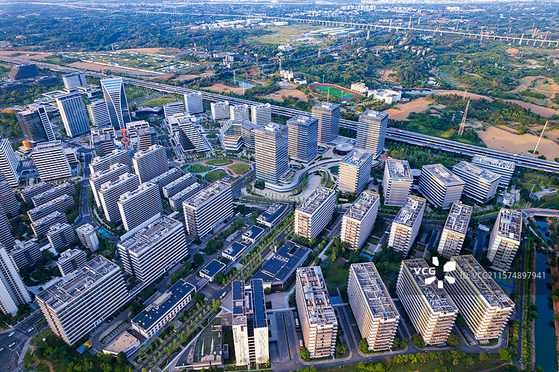 成都高新区新川科技园成都前沿医学中心日落航拍城市风光图片素材