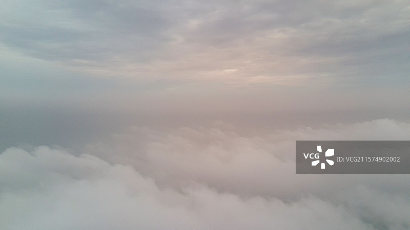 无人机穿云航拍视角图片素材