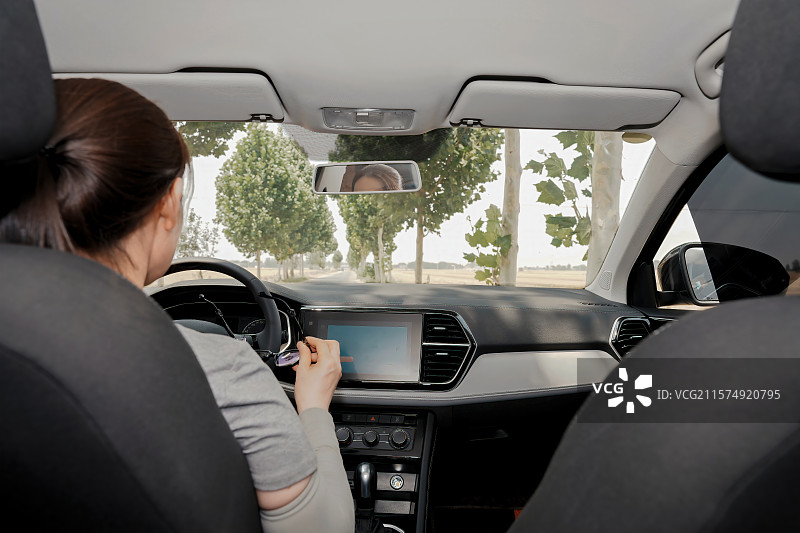 乡村道路驾驶中的女性图片素材