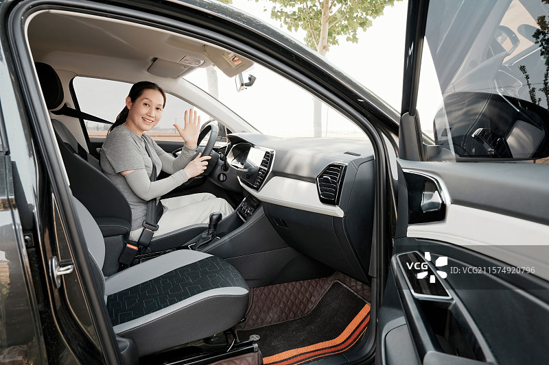 女性驾驶员挥手示意图片素材