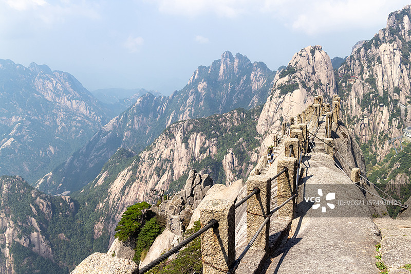 中国安徽黄山风景区，天都峰鲫鱼背自然风景，秋季九月时节图片素材