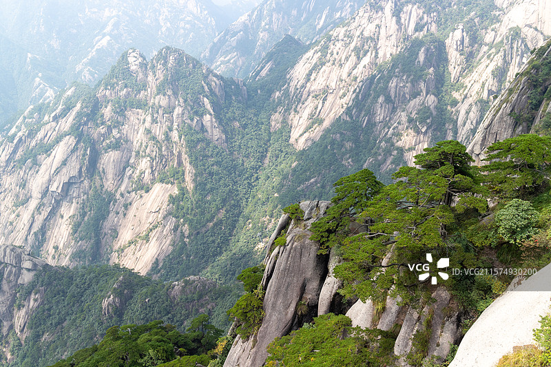 中国安徽黄山风景区，天都峰自然风景，秋季九月时节图片素材