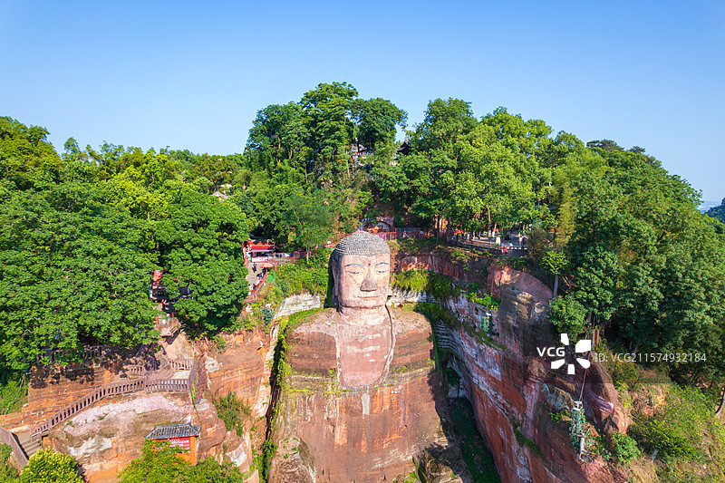 四川省乐山市乐山大佛白昼航拍特写图片素材