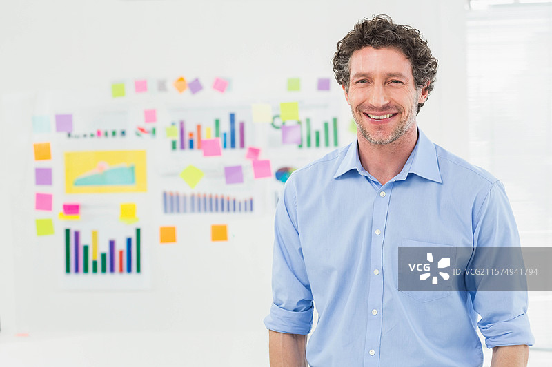 白板墙上展示着五颜六色的便利贴和柱状图，适合规划会议使用，留有空白空间图片素材