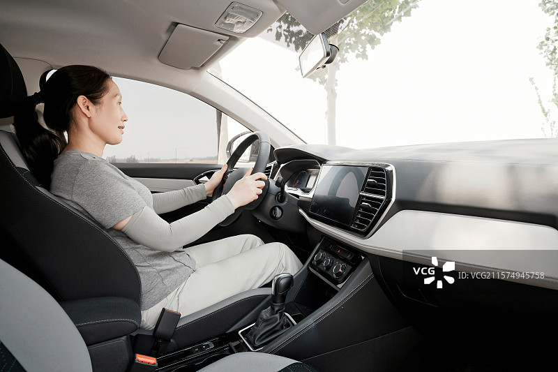 驾驶现代汽车的女性图片素材