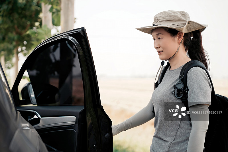 女子准备徒步旅行图片素材