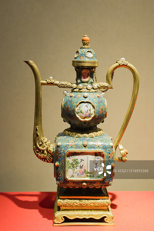 故宫馆藏金胎掐丝珐琅嵌画珐琅人物图葫芦式执壶清乾隆 [1736~1795年]图片素材