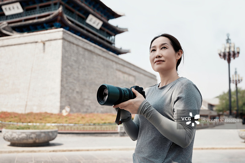 中国古塔下的摄影师图片素材