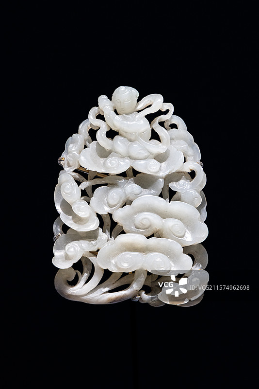 上海博物馆东馆中国古代玉器馆灵芝童子纹玉饰 元 圆应塔地宫图片素材